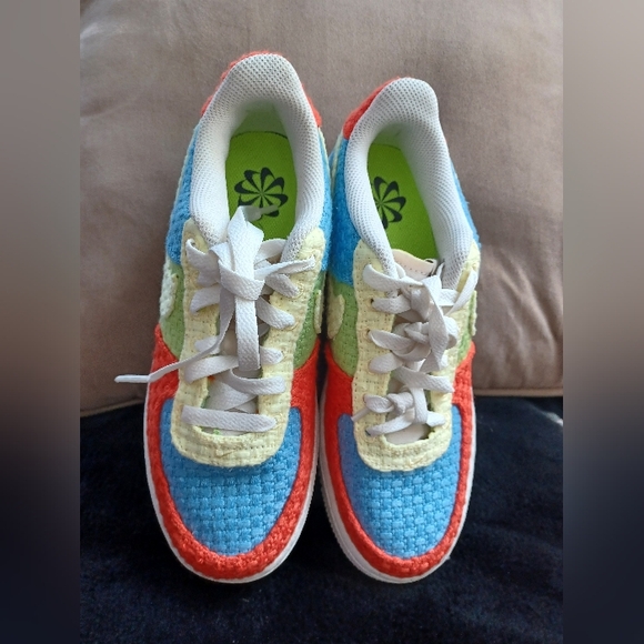 Nike Air Force 1 LV8 Kids size: 5Y multicolor. - Picture 3 of 10